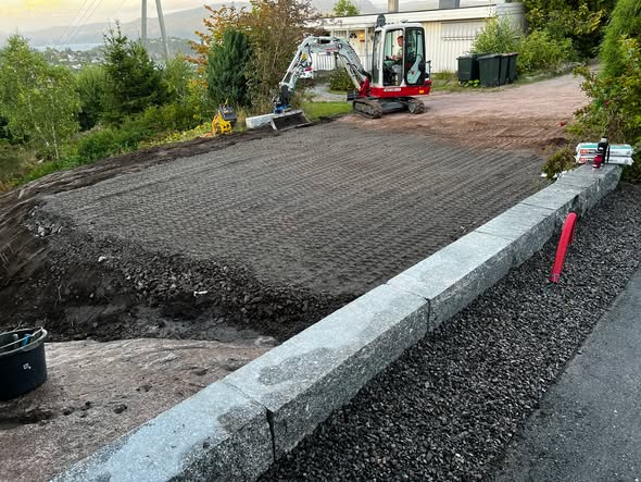 Elbillader og støttemur