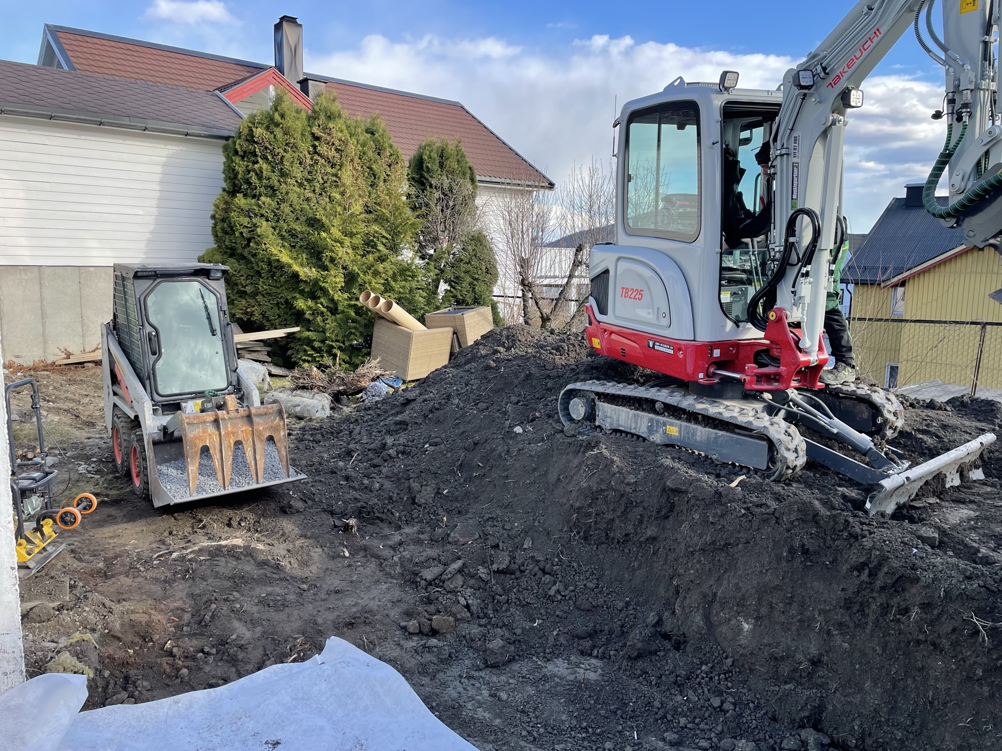 Gravemaskin og kompaktlaster på boligprosjekt