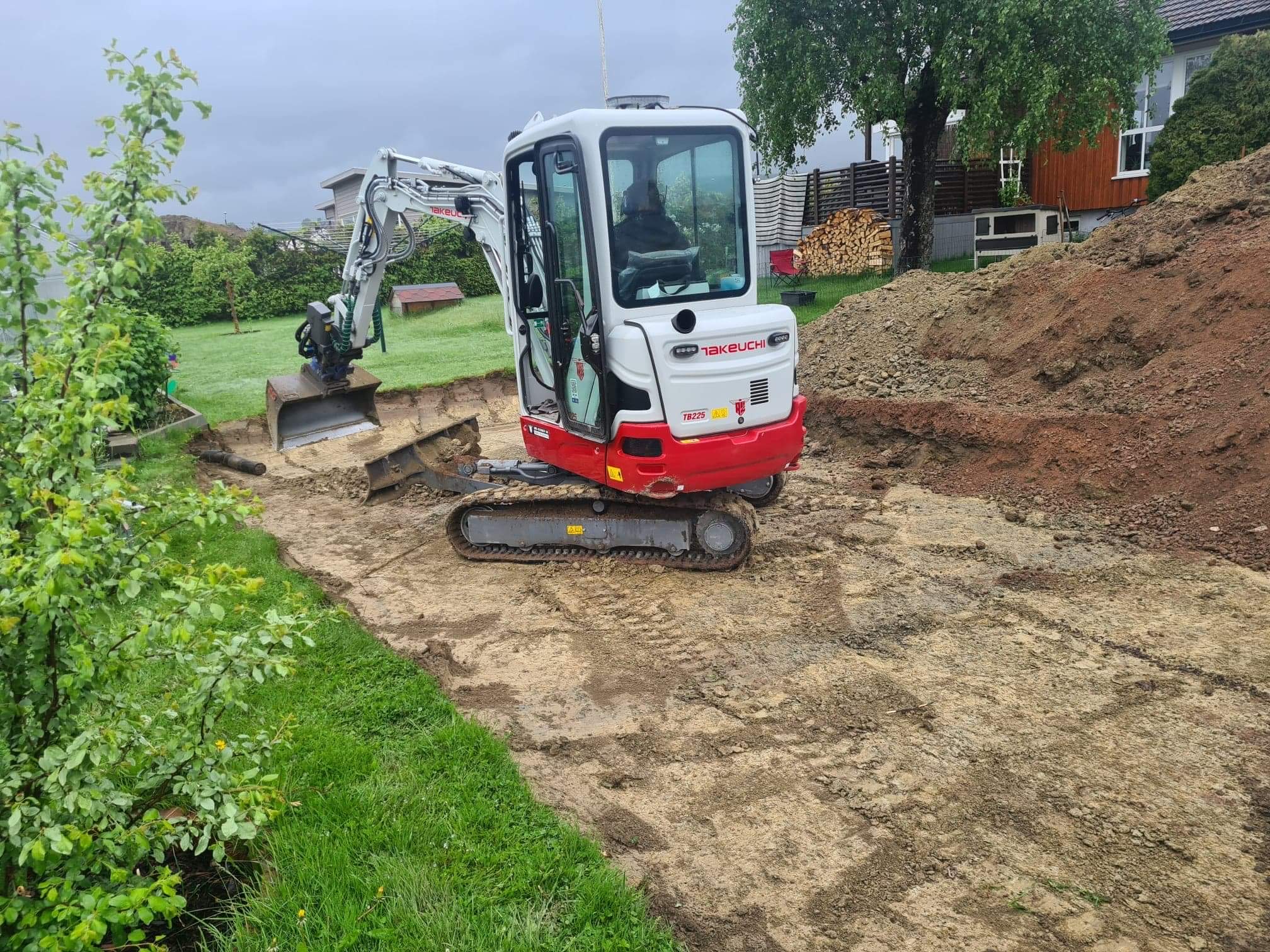 Minigraver utfører grunnarbeid